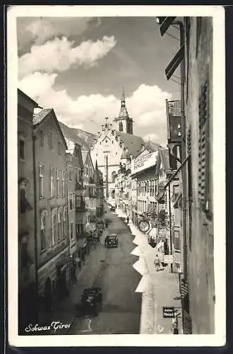AK Schwaz /Tirol, Gasthof zum blauen Haus mit Strassenpartie