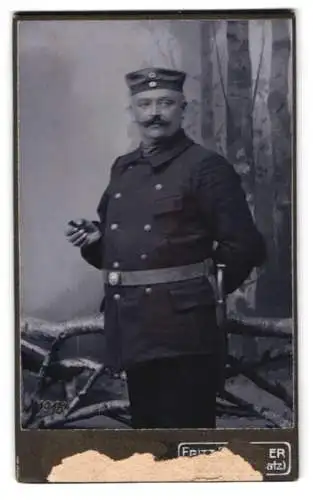 Fotografie unbekannter Fotograf und Ort, Soldat in Uniform mit Krätzchen und Bajonett