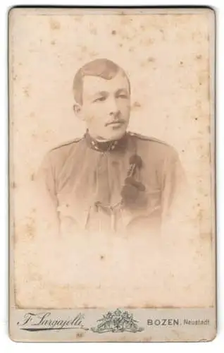 Fotografie F. Largajolli, Bozen, Neustadt, Porträt eines k.u.k. Korporals mit Schützenschnur