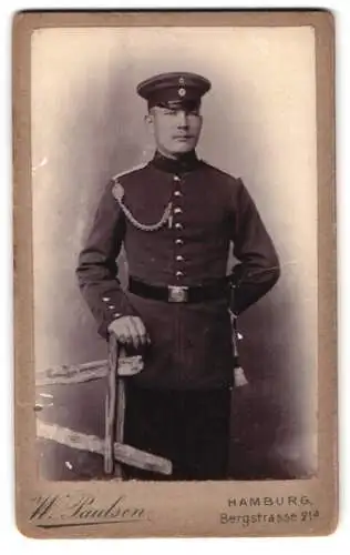 Fotografie W. Paulsen, Hamburg, Bergstrasse 21a, Soldat in Uniform mit Schützenschnur 1. Stufe, Bajonett und Schirmmütze