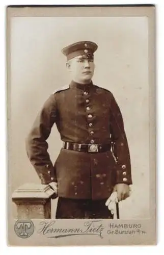 Fotografie Hermann Tietz, Hamburg, Gr. Burstah 12/14, Soldat in Uniform mit Schirmmütze und Bajonett vom Rgt. Nr. 76