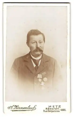 Fotografie A. Zinnenlauf, Metz, Porträt eines Mannes mit KDM 1870, 4 Gefechtsspangen und Ehrenzeichen Preuss. Kriegerbund
