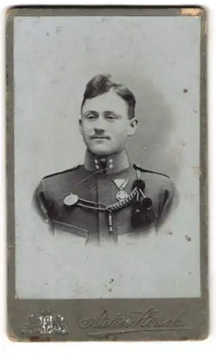 Fotografie Wilhelm Hirsch, Brünn, Porträt eines k.u.k. Korporals mit Schützenschnur und Jubiläumskreuz 1908