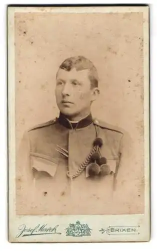 Fotografie Josef Maroch, Brixen, Porträt eines k.u.k. Soldaten in Uniform mit Schützenschnur