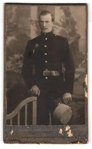 Fotografie S. Fleischmann, Linz, Bahnhofstrasse, Porträt eines k.u.k Soldaten in Uniform mit Tätigkeitsauszeichnung