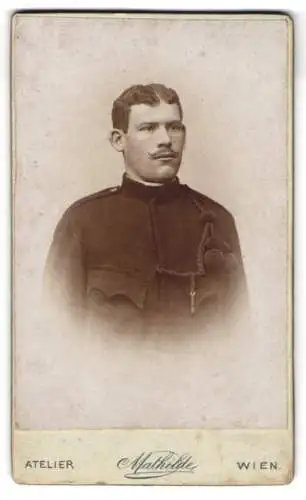 Fotografie Mathilde, Wien, Landstrasse Hauptstrasse 86, k.u.k Soldat in Uniform mit Schützenschnur
