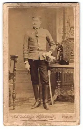 Fotografie Johann Grilnberger, Enns, Pfarrgasse 86, k.u.k Korporal in Uniform mit Säbel und Tätigkeitsauszeichnung