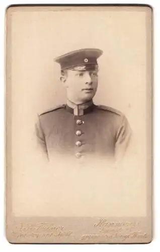 Fotografie Jean Baptiste Feilner, Hannover, Georgstrasse 25, Uffz. in Uniform mit Schirmmütze