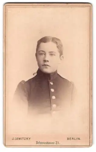Fotografie J. Lawitzky, Berlin, Behrenstrasse 21, Porträt des Garde-Soldaten Rudolf Kühne in Uniform
