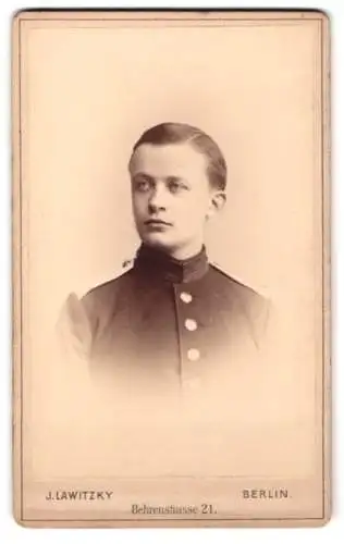 Fotografie J. Lawitzky, Berlin, Behrenstrasse 21, Portrait eines Garde-Soldaten in Uniform