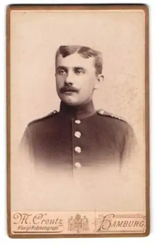 Fotografie H. Creutz, Hamburg, Altonaerstrasse 2, Soldat in Uniform