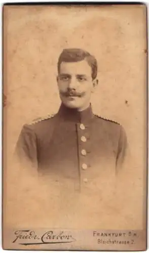 Fotografie Friedrich Carbon, Frankfurt a.M., Bleichstrasse 2, Porträt eines Einjährig-Freiwilligen in Uniform
