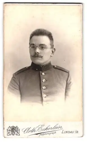 Fotografie Orth. Eckerlein, Lindau, Paradiesplatz, Porträt eines Soldaten in Uniform vom Rgt. Nr. 8