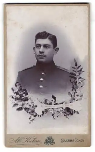 Fotografie Alb. Kuban, Saarbrücken, Moltkestrasse, Soldat in Uniform vom Rgt. Nr. 70