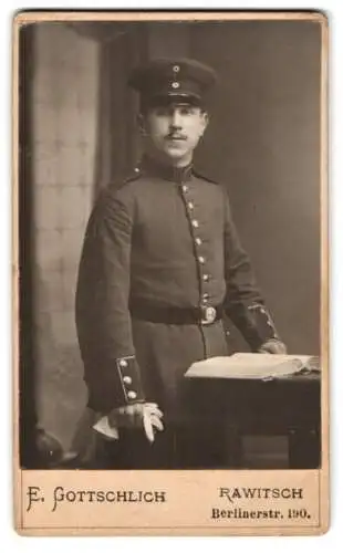 Fotografie E. Gottschlich, Rawitsch, Berlinerstr. 190, Soldat in Uniform mit Schirmmütze