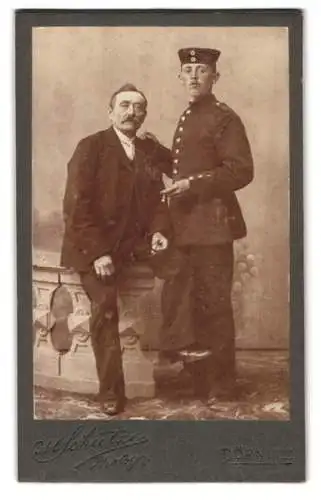 Fotografie Schütze, Dörnitz, Marschstrasse, Zwei Männer, ein Mannschaftssoldat vom Rgt. Nr. 66 in Uniform mit Krätzchen