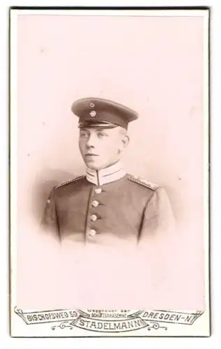 Fotografie Aug. Stadelmann, Dresden, Bischofsweg 56, Porträt eines Einjährig-Freiwilligen Garde-Soldaten mit Schirmmütze