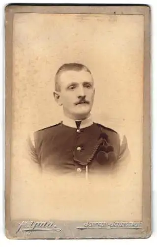 Fotografie Fr. Guld, Josejov-Josefstadt, Porträt eines k.u.k. Soldaten mit Schützenschnur