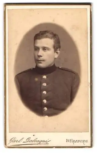 Fotografie Carl Galvagni, Würzburg, Kettengasse 12, Porträt eines Soldaten in Uniform