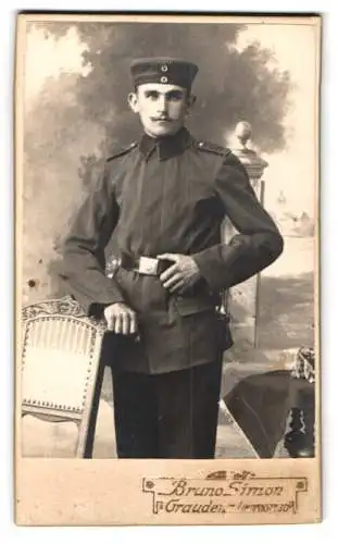 Fotografie Bruno Simon, Graudenz, Lindenstr. 30, Soldat vom Rgt. Nr. 61 in Uniform mit Krätzchen und Bajonett