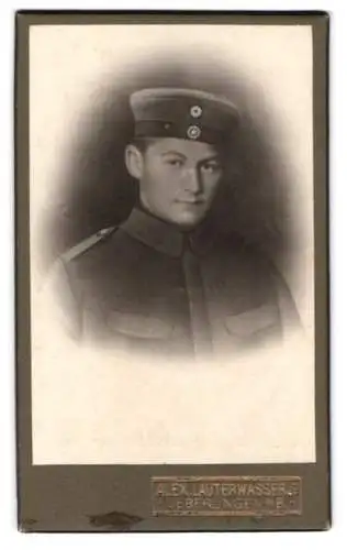 Fotografie Alex. Lauterwasser, Überlingen, Heldenstrasse, Porträt des Soldaten Johann Mock in Uniform mit Krätzchen