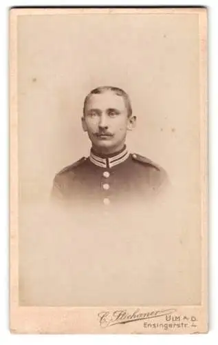 Fotografie C. Stichaner, Ulm a.D., Ensingerstr. 4, Porträt eines Garde-Soldaten in Uniform