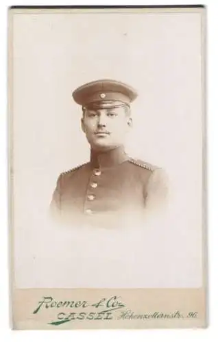Fotografie Roemer & Co., Cassel, Hohenzollernstr. 96, Einjährig-Freiwilliger Gefreiter Vogt mit Schirmmütze, 1896