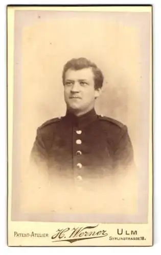 Fotografie H. Werner, Ulm, Syrlinstrasse 18, Portrait eines Soldaten in Uniform