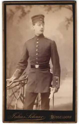 Fotografie Julius Schaar, Düsseldorf, Schadowstrasse 51, Einjährig-Freiwilliger in Uniform mit Bajonett und Schirmmütze