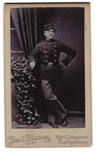 Fotografie Emil Hansen, Rudkjøbing, dänischer Soldat in Uniform mit Bajonett und Schirmmütze