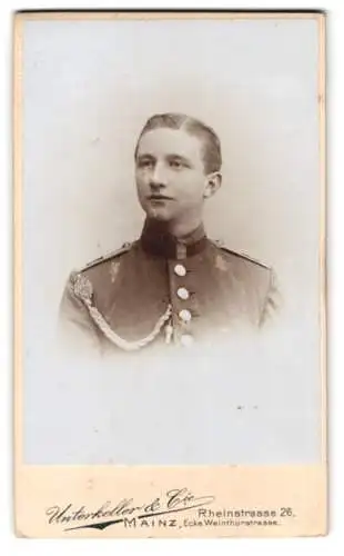 Fotografie Unterkeller & Cie, Mainz, Rheinstrasse 26, Uffz. in Uniform mit Schützenschnur 1. Stufe