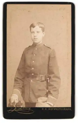 Fotografie J. Löwy, Wien, Weihburggasse 31, junger Soldat in Uniform mit Bajonett