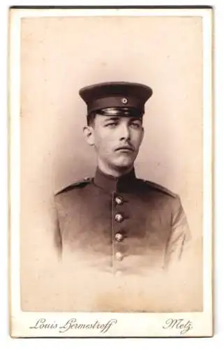 Fotografie Louis Hermestroff, Metz, Rue des Clercs 11, Soldat in Uniform mit Schirmmütze