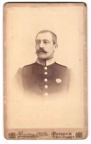 Fotografie Hermann Selle, Potsdam, York-Strasse 4, Porträt eines Garde-Uffz. mit Dienstauszeichnung