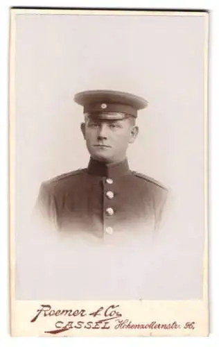 Fotografie Roemer & Co., Cassel, Hohenzollernstrasse 96, Portrait eines Soldaten in Uniform mit Schirmmütze