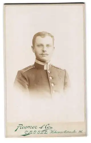 Fotografie Roemer & Co., Cassel, Hohenzollernstr. 96, Porträt eines Einjährig-Freiwilligen Uffz. in Uniform, Rgt. Nr. 83