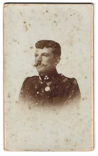 Fotografie unbekannter Fotograf und Ort, k.u.k Zugsführer in Uniform mit Jubiläumsmedaille 1898