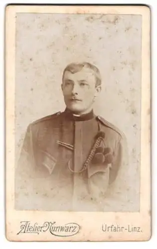 Fotografie Atelier Nunwarz, Urfahr-Linz, Fischergasse 13, Porträt eines k.u.k Soldaten mit Schützenschnur