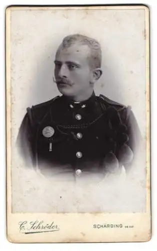 Fotografie C. Schröder, Schärding, Linzer Strasse, k.u.k Gefreiter mit Schützenschnur und Artillerie-Richtauszeichnung
