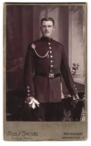 Fotografie Adolf Jacobi, Meiningen, Bismarckstrasse 15, Soldat in Uniform mit Bajonett und Schützenschnur 1. Stufe