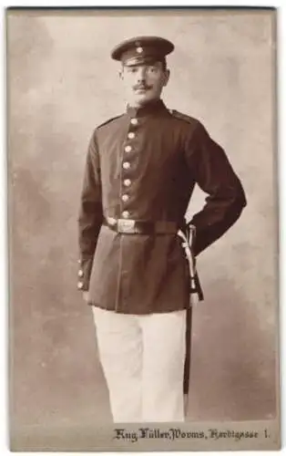 Fotografie Aug. Füller, Worms, Hardtgasse 1, Soldat in Uniform mit Bajonett, Portepee und Schirmmütze, 1906