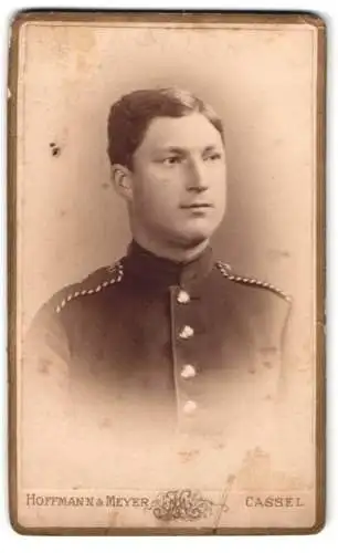 Fotografie Hoffmann & Meyer, Cassel, Mauerstr. 2, Porträt des Einjährig-Freiwilligen Lang in Uniform