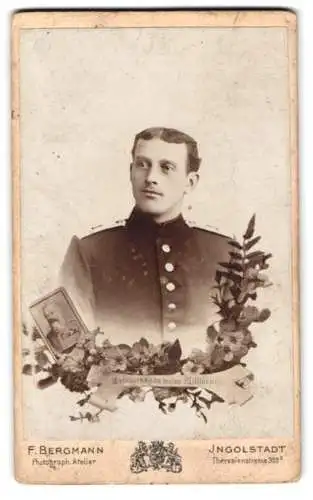 Fotografie F. Bergmann, Ingolstadt, Theresienstrasse 329, bayerischer Soldat in Uniform, Bild bayer. König Ludwig III.