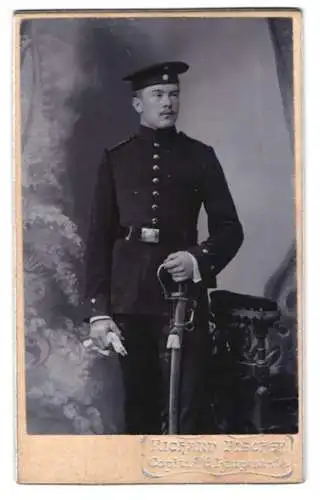 Fotografie Richard Fischer, Copitz, Hauptstrasse 14, Soldat in Uniform mit Säbel und Portepee