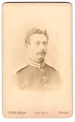 Fotografie H. Selle, Potsdam, York Str. 4, Garde-Soldat in Uniform