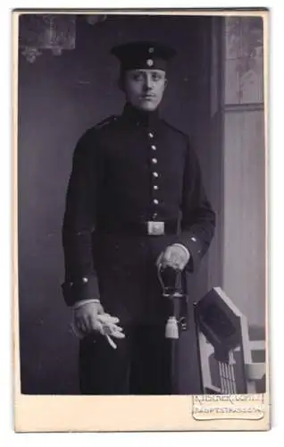 Fotografie Richard Fischer, Copitz, Hauptstrasse 14, Soldat in Uniform mit Säbel und Portepee