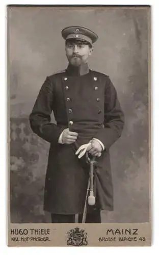 Fotografie Hugo Thiele, Mainz, Grosse Bleiche 48, Einjährig-Freiwilliger Dr. Heimerdinger mit Säbel und Portepee, 1903