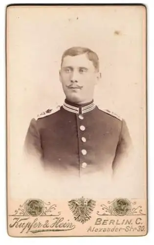 Fotografie Kupfer & Hein, Berlin, Alexander-Str. 30, Porträt eines Garde-Soldaten in Uniform