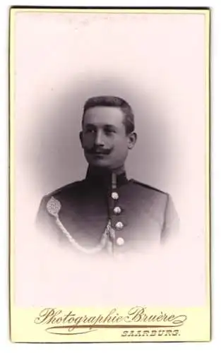 Fotografie Bruère, Saarburg, Uffz. in Uniform mit Schützenschnur 2. Stufe