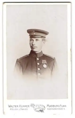 Fotografie Walter Küpper, Marburg a. Lahn, Kasernenstrasse 15, Porträt Soldat vom Rgt. Nr. 11 mit Centenar-Medaille
